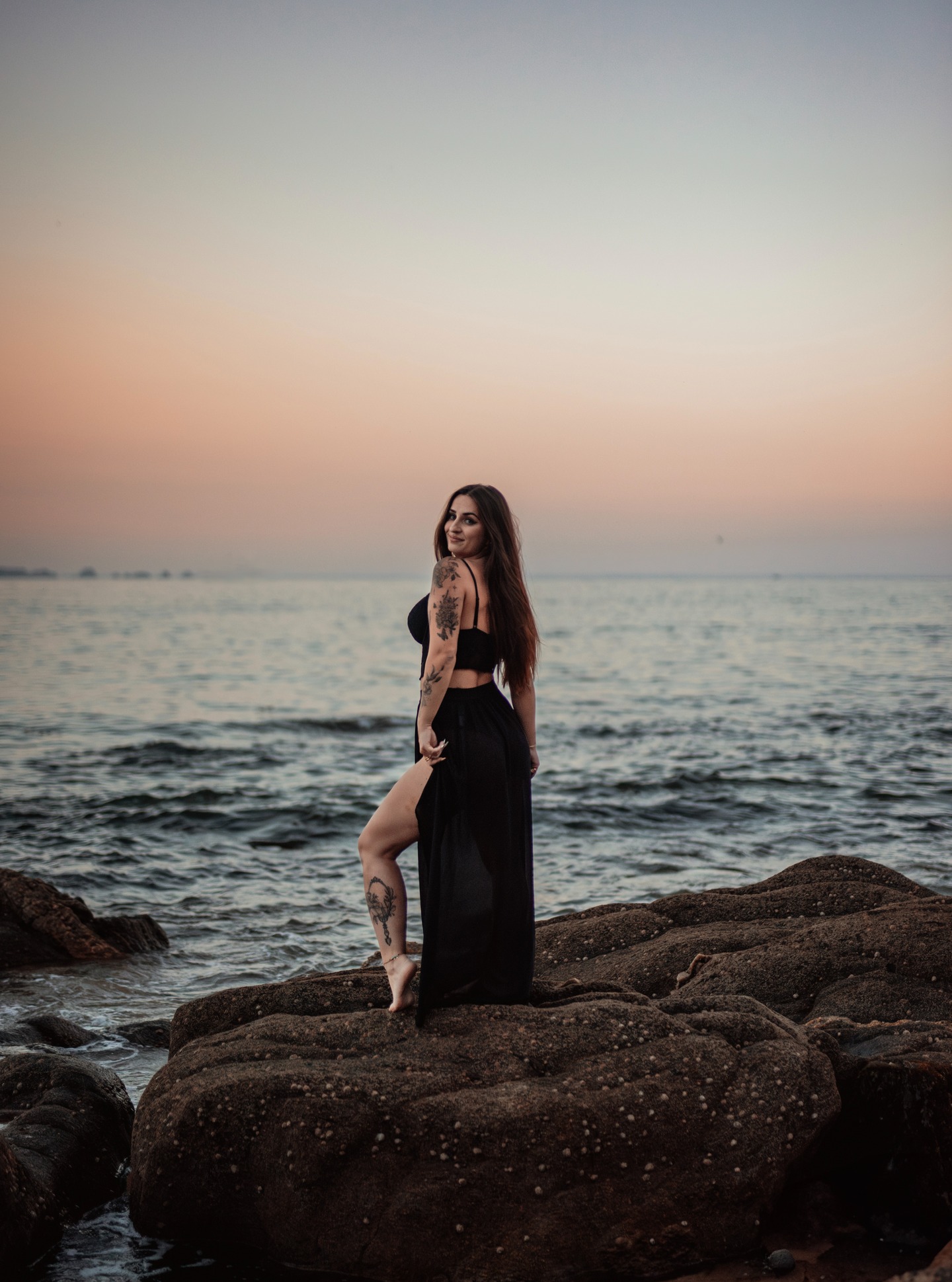 La météo parfaite pour vous poster cette série au coucher du soleil avec @anj.md 🖤

maquillage : @celiadavidmua 🌙

1, 