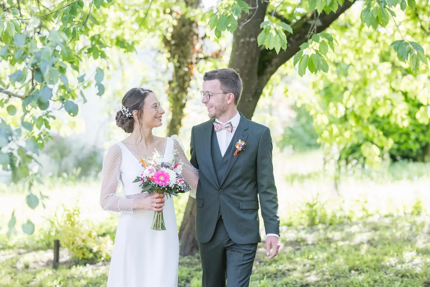 ☀️ Mes jolis mariés avaient une idée bien précise : se découvrir avant la messe et réaliser leurs photos de couple en pl