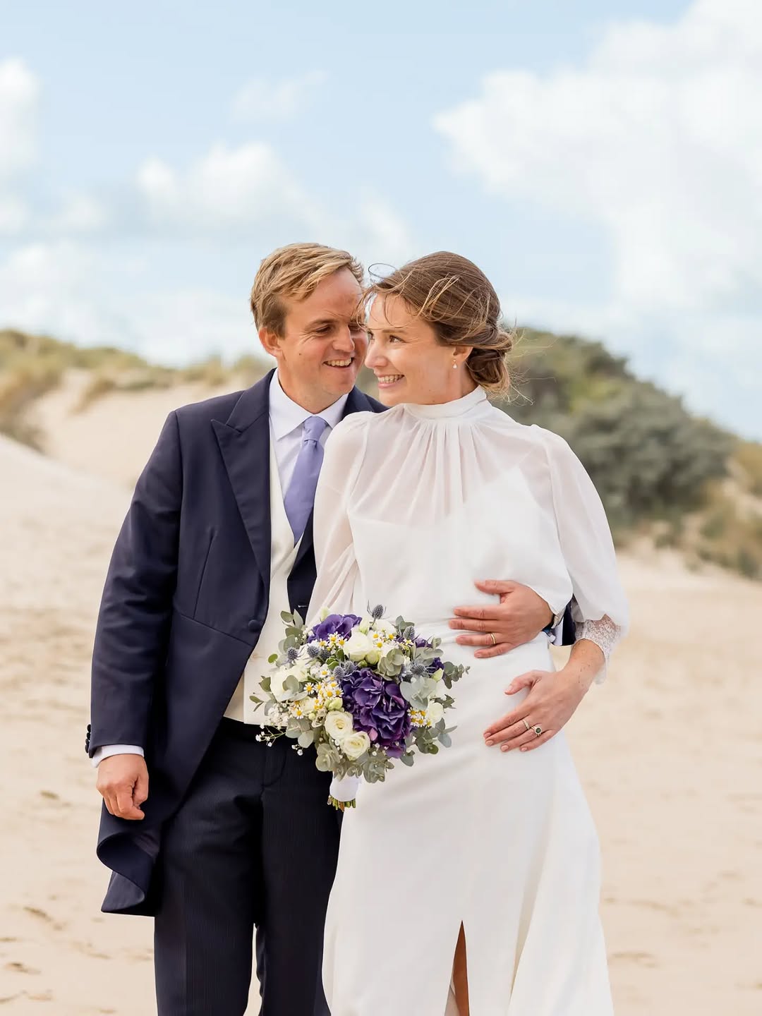 Un moment hors du temps sur la baie du Touquet 📷🥰

Regardez-moi la beauté de ce couple… Ces sourires, ces regards, cet