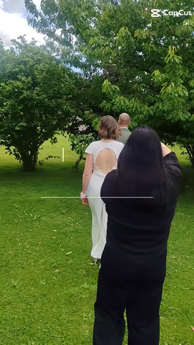 "Qu’est-ce qui me rend heureuse ? Ça. 🤍
Voir l’amour à travers mon objectif.
Le ressentir dans un regard, un geste, un