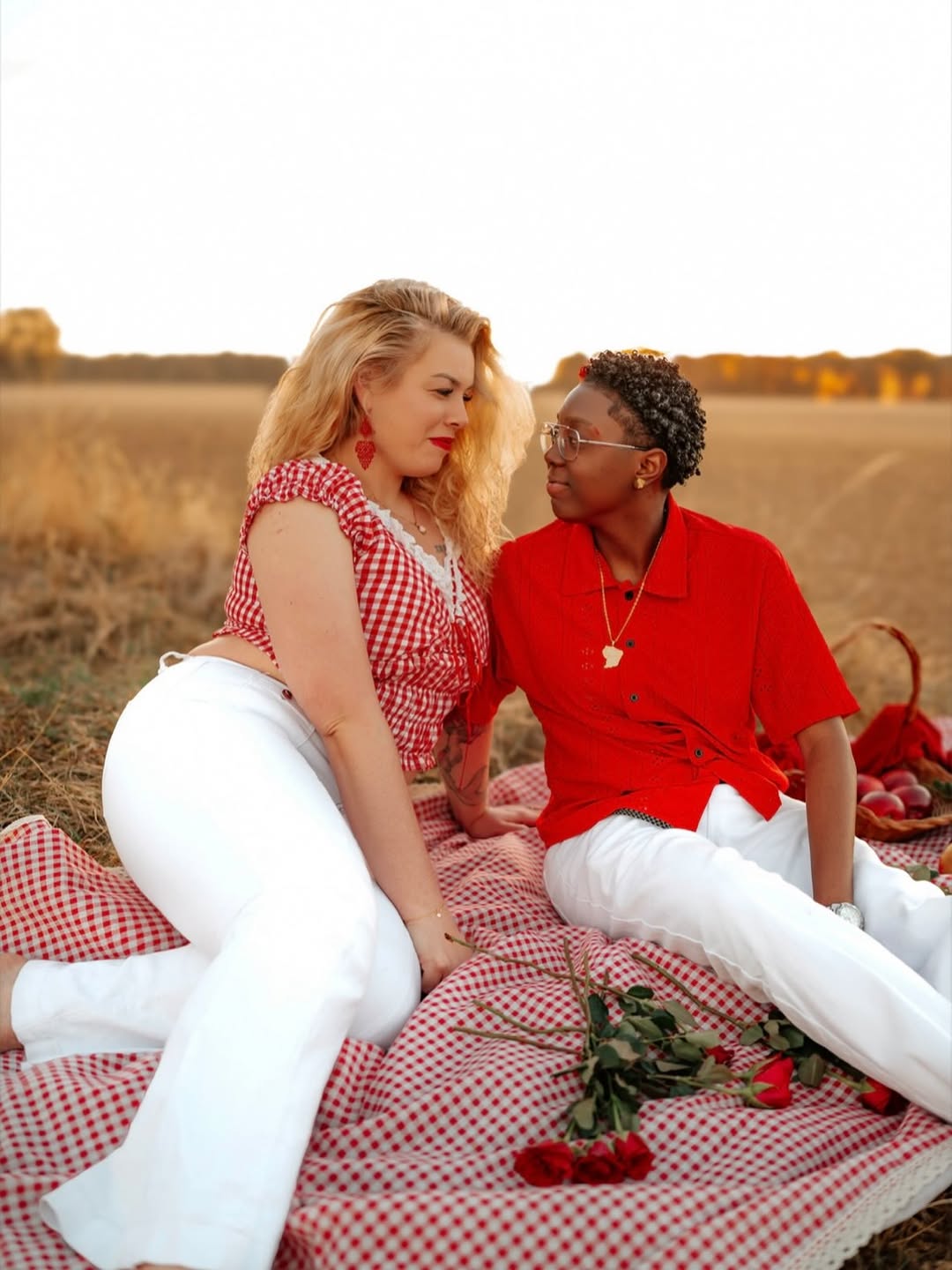 Au cœur des champs dorés, notre amour s’épanouit comme ces roses éclatantes, tendre et passionné. ❤️🌹🌹🌈
📸 @studio_a