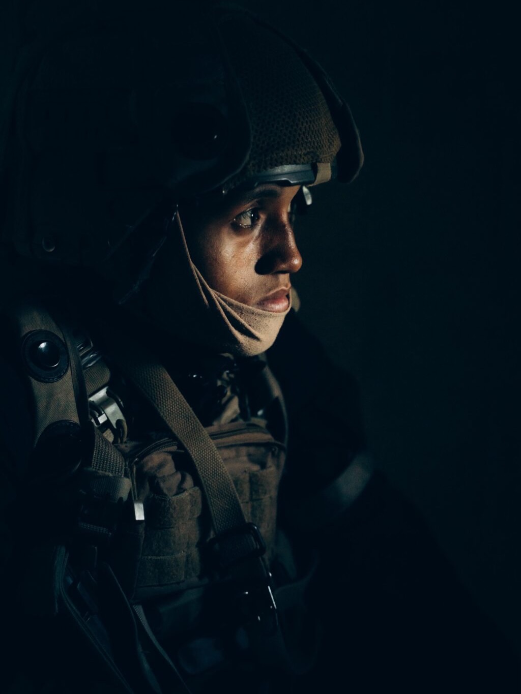 On parle de mon travail 👀
Un article intitulé « le clair-obscur : vers une esthétique des contrastes militaires », par