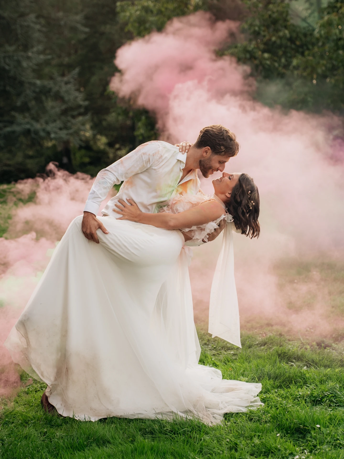 ✨ Trash the dress 🌈

Envie de ressortir ta robe de mariée ? 
Le trash the dress, c’est clairement LE moment parfait pou