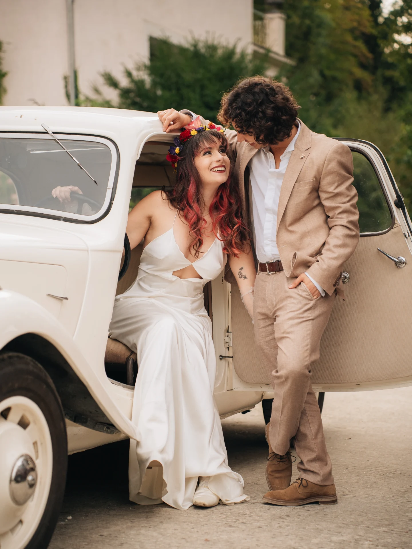 ✨ Team voiture ou team cheval ? 🚗🐎

Avec Marie & Carlos, impossible de choisir 😍
Une chose est sûre : quand les marié