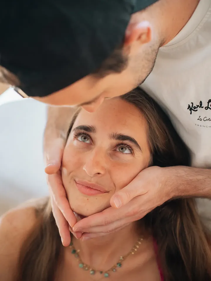 ☀️ Les shootings en amoureux à la maison ☀️

Parce qu'on peut se sentir bien chez soi, avoir envie de se souvenir de ces