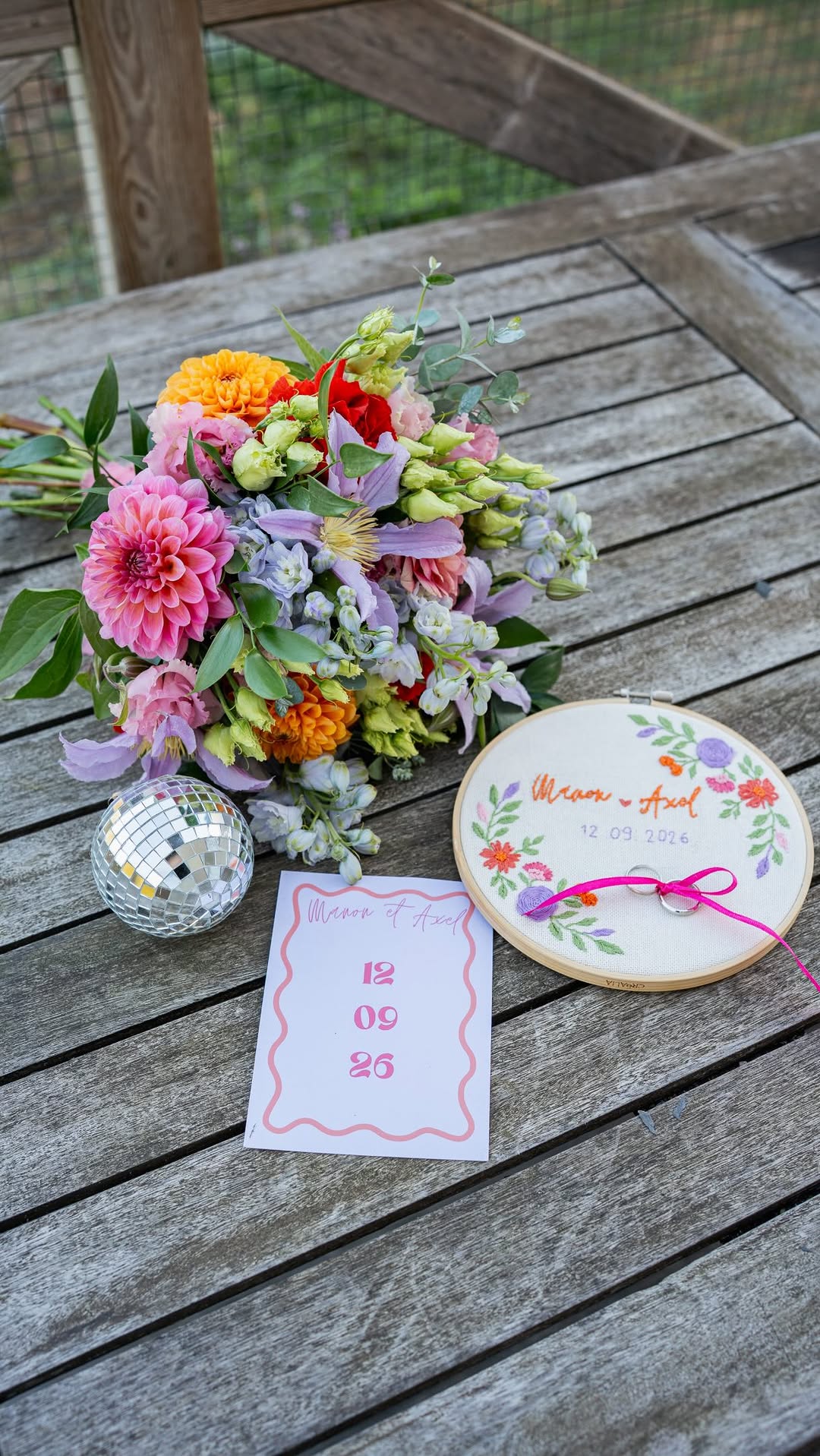 Un mariage que je devais absolument couvrir : le orange, une de mes couleurs préférées 🧡 et les boules à facettes … vou