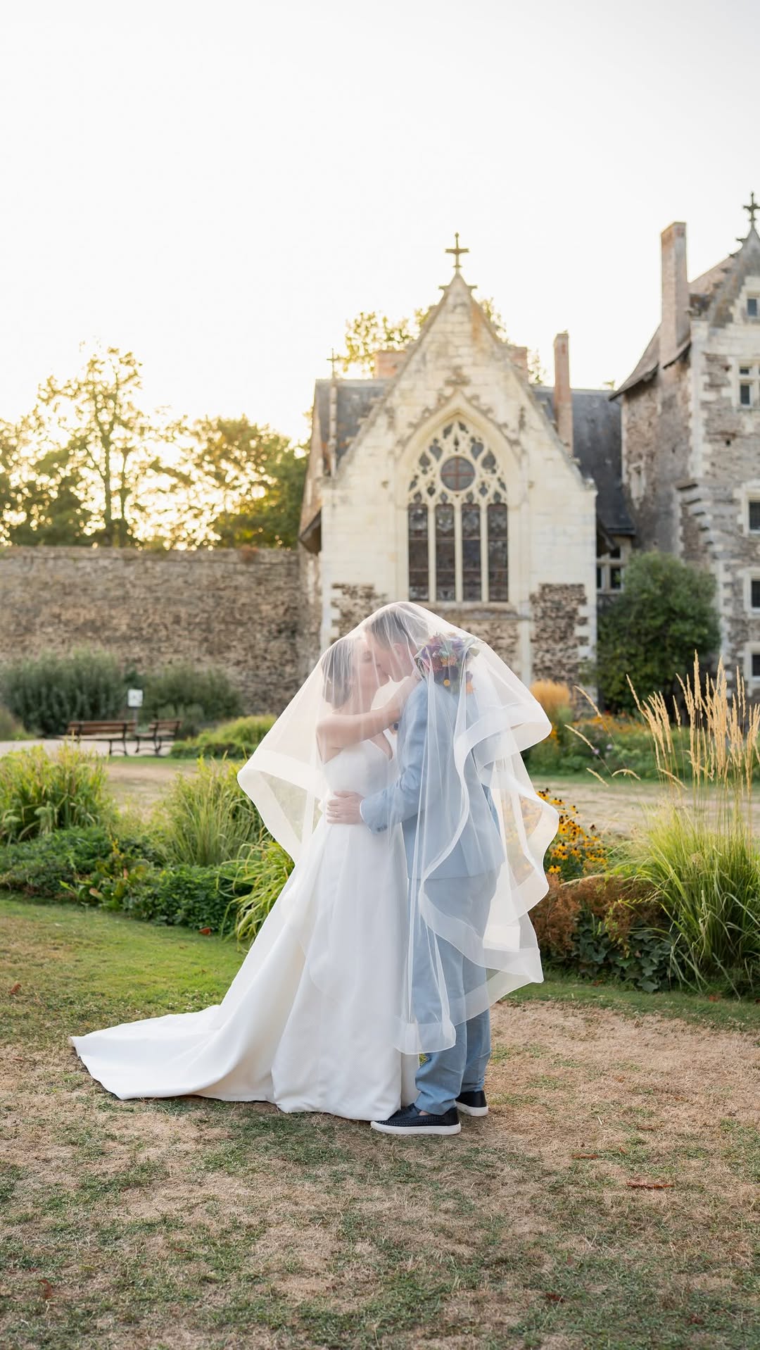 Mes tarifs mariage, en toute transparence
Mes collections 2027-2028 :
🪩 Vénus — 590 €
La cérémonie civile, suivie d